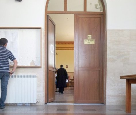 Un individ care a participat la răpirea unei tinere din Constanţa, în arest la domiciliu